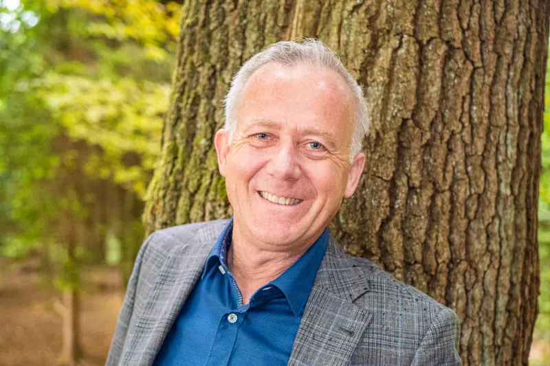 Andreas Burri im Freien an einem Baum